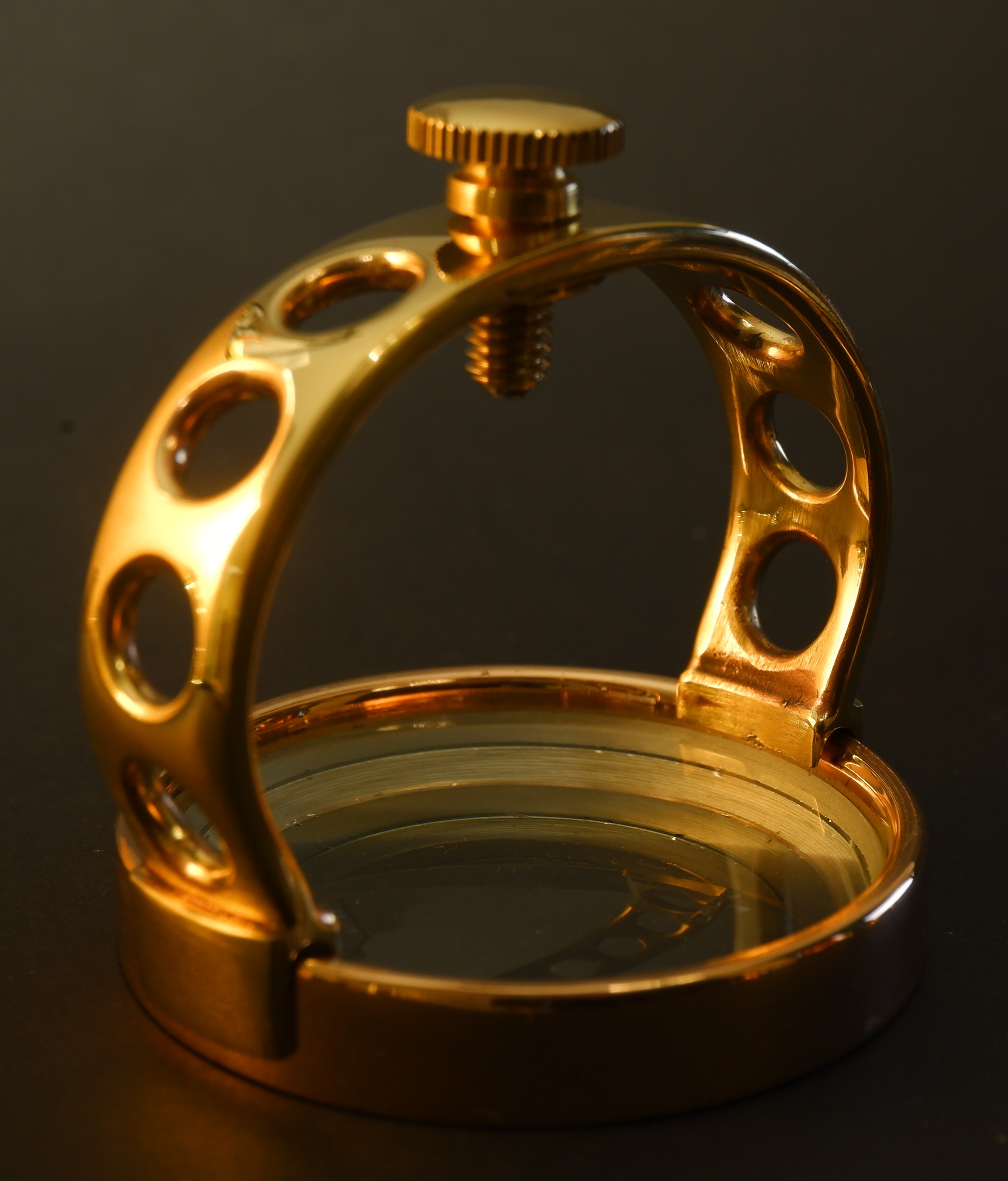 Polished Aevum cradle ring with concave glass arena
